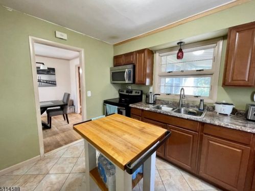 11 Crestview Dr, Parsippany NJ  07054-2404 exterior