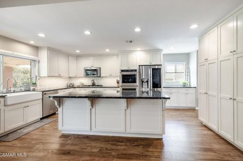 676 Weaver St, Simi Valley CA  93065-4315 exterior