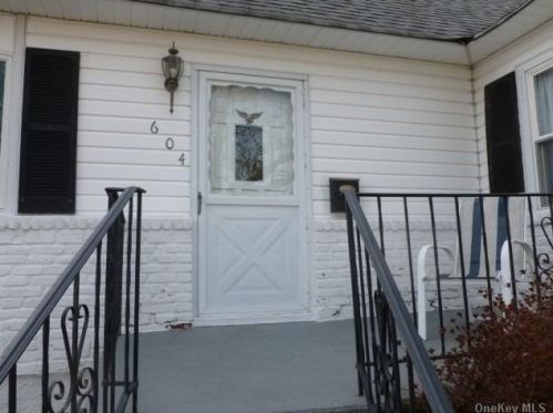 604 Center Dyre Ave, West Islip, NY 11795-4008