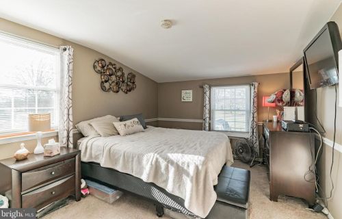 527 Spring Hill Dr, Harleysville PA  19438-2242 exterior