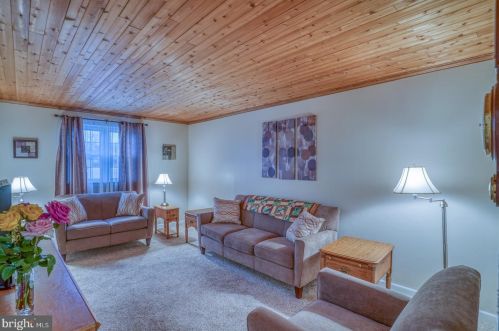 42 Saratoga Dr, New Castle DE  19720-4232 exterior