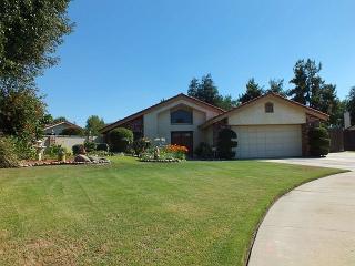 9805 Holly Oak Dr, Bakersfield, CA 93311-1710