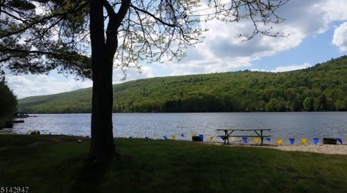 112 Pinecliff Lake Dr, West Milford Lakes NJ  07480-1378 exterior