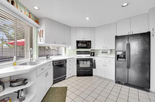 18126 61st Pl, Hialeah FL  33015-5601 exterior