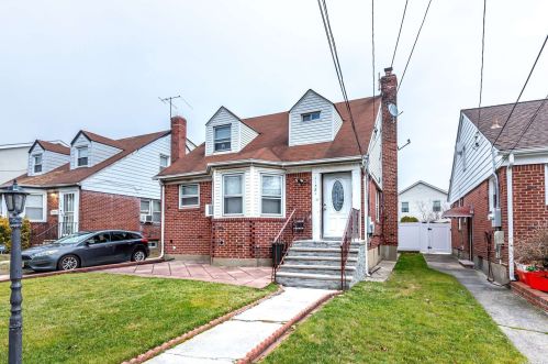 11581 Parkway Dr, Floral Park, NY 11003-3934