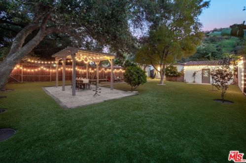 2621 Glenoaks Blvd, Glendale CA  91206-3108 exterior