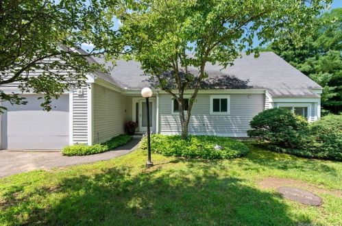 16 Woodbury Pl, Woodbury, CT 06798-3831