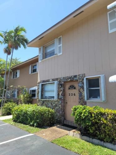 450 7th St, Dania Beach, FL 33004-4410