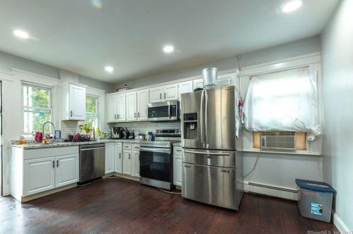 579 Cooke St, Waterbury CT  06710-1424 exterior