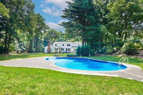 18 Silver Brook Rd, Westport CT  06880-1523 exterior