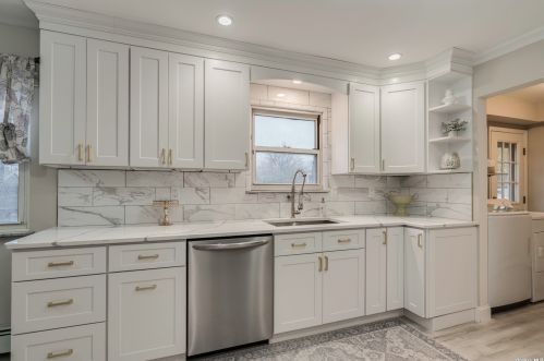 8 Valiant Ct, Mount Sinai NY  11766-2915 exterior