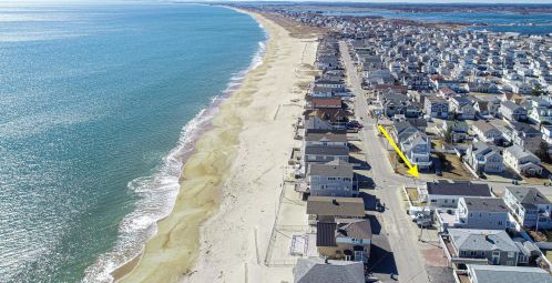 40 Ocean Dr, Seabrook NH  03874-5104 exterior