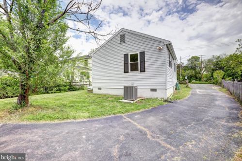 20 Loudoun St, Lovettsville VA  20180-8510 exterior