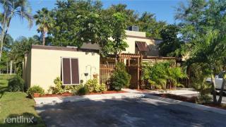 1400 Golfview Dr, Hollywood FL  33026-3153 exterior