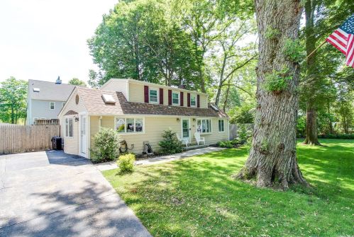 29 Tuckahoe Rd, Scotts Beach, NY 11789-2462