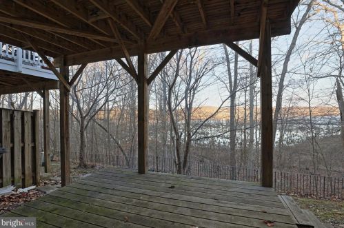 2472 Sylvan Moor Ln, Woodbridge VA  22191-6354 exterior