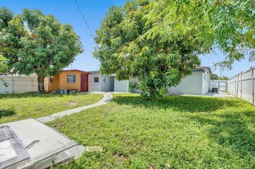 912 32nd St, Hialeah FL  33012-5040 exterior