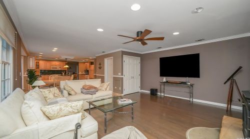 18 Drew Dr, Eastport NY  11941-1335 exterior