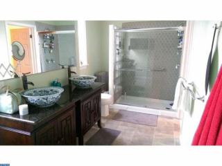 810 7th St, Philadelphia, PA 19147-2904