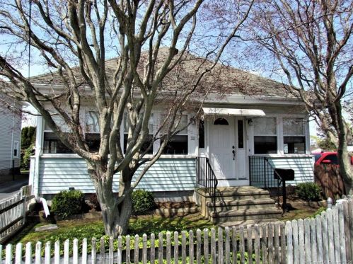 32 Denison Ave, Groton CT  06340-4415 exterior