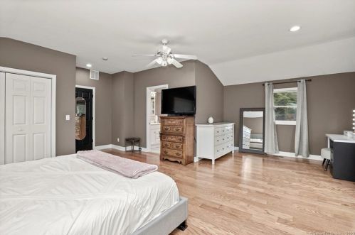 33 Windsor Rd, Huntington CT 06484-5022 exterior