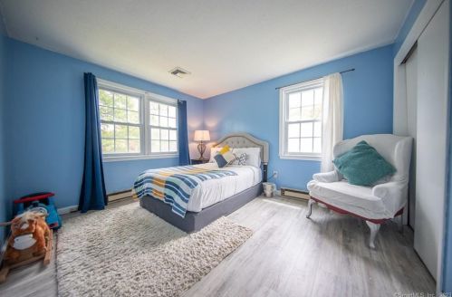 22 Devonshire Dr, Waterford CT  06385-1702 exterior