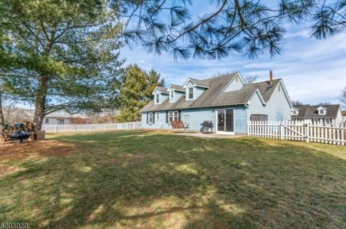 6 Devonshire Ct, Flemington NJ  08822-1813 exterior