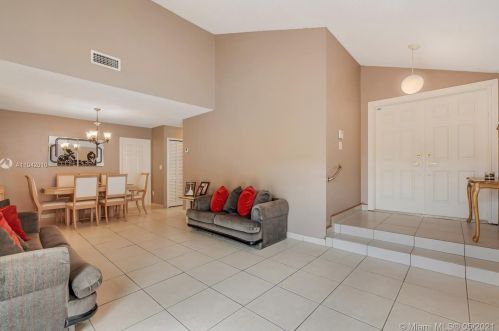 716 100th Court Cir, Miami, FL 33174-1877