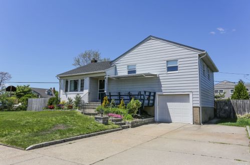 2613 Hyacinth St, Westbury, NY 11590-5607