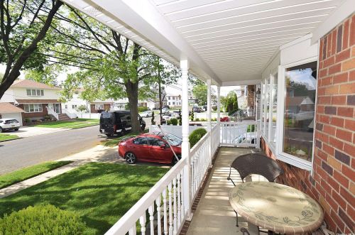 253 Litchfield Ave, Floral Park, NY 11003-3409