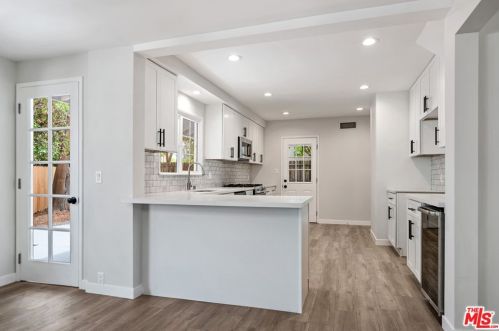 14147 Leadwell St, Van Nuys CA  91405-2440 exterior