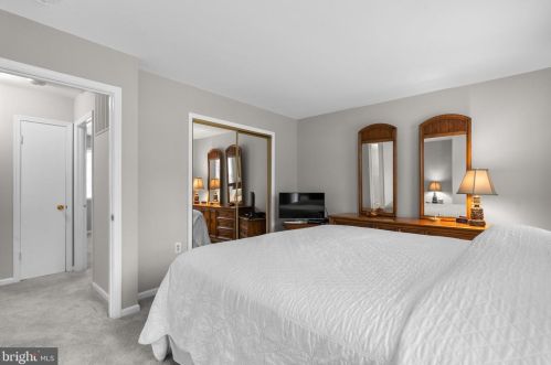 6010 Rdg Frd Dr, Springfield VA 22015-3651 exterior