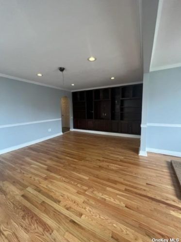 15 Ingraham Ln, New Hyde Park NY  11040-4237 exterior