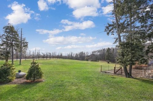 221 Oscawana Lake Rd, Tompkins Corners NY  10579-2600 exterior