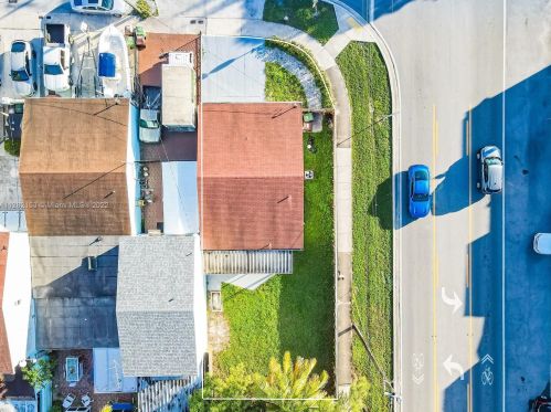 1595 73rd St, Hialeah FL  33014-3834 exterior