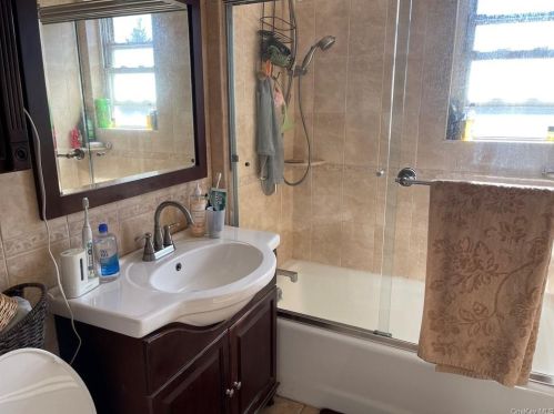 3871 Amundson Ave, Bronx NY  10466-5920 exterior