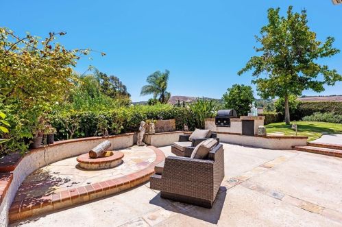 16 Cedar Rdg, Irvine, CA 92603-3610