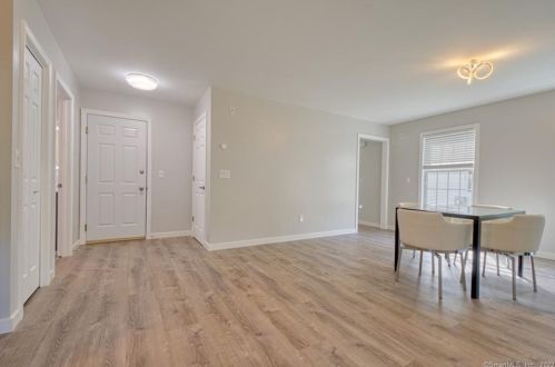 16 Olde Vlg Cir, Wallingford CT 06492-4821 exterior