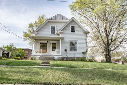121 Short St, Twin View Heights, IA 52333-9757