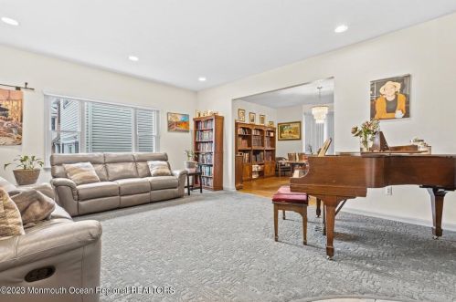 1003 Twin Oaks Dr, Lakewood, NJ 08701-7150