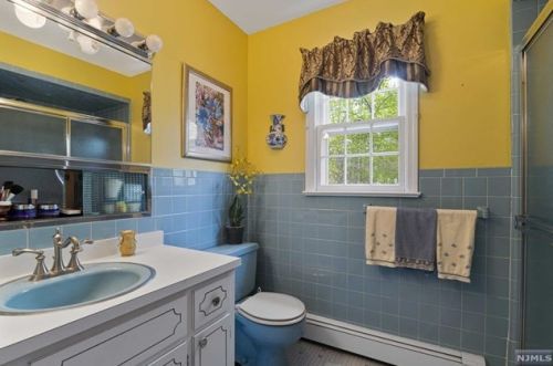 17 Colonial Dr, Allendale NJ  07401-1401 exterior