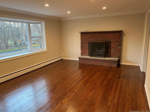 19 Greenwood Ln, Huntington CT  06484-2407 exterior