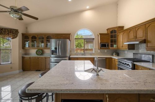 860 Valley Oak Dr, Hollister CA  95023-9155 exterior