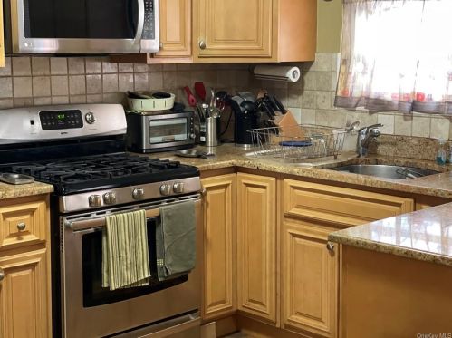 3871 Amundson Ave, Bronx NY  10466-5920 exterior