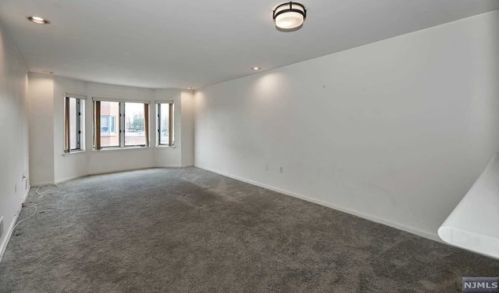 402 Hancock Ct, Edgewater NJ  07020-1627 exterior