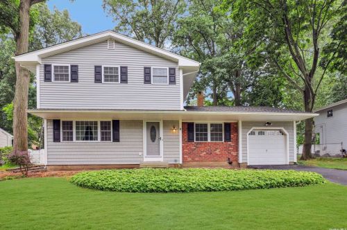 8 Delano Ln, San Remo, NY 11754-2815