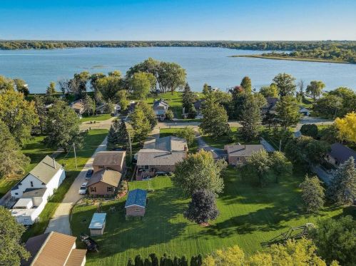 25922 Loomis Rd, Waterford, WI 53185-1456