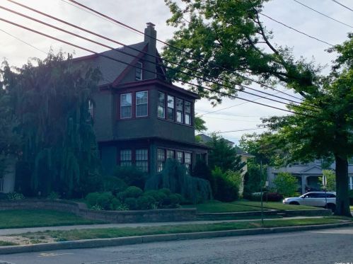 419 Oak Ave, Cedarhurst, NY 11516-1810