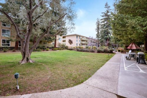 1033 Crestview Dr, Mountain View CA  94040-3458 exterior