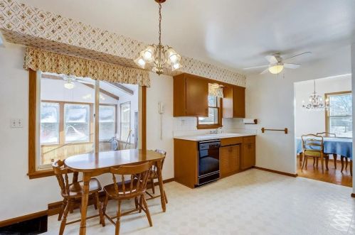 11272 Oriole Ln, Thiensville, WI 53092-3202
